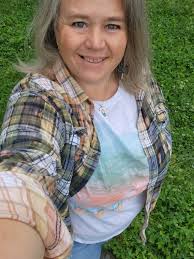 I loved Gwen's blouse today! Now I gotta search to find one for myself😊