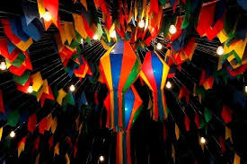 Atualmente, devido ao perigo de o balão cair em áreas residenciais ou florestas, com alto risco de queimadas e incêndios. Balao Festa Junina Julina 28 Cm