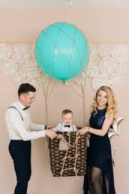 Los productos de decoraciones para cumpleanos de ninas son los más populares de north america, western europey south ingresos totales(año anterior). Familia Joven Feliz Celebra El Primer Cumpleanos Del Nino El Bebe Tiene 1 Ano El Concepto De Una Fiesta Infantil Con Globos Foto Premium