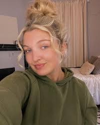 Anna Riggs's Instagram, Twitter & Facebook