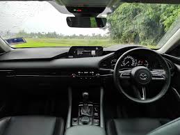 Kawan saya tepuk peha saya dan dia bagitau ada sesuatu dekat tepi cermin kereta sebelah dia. Pandu Uji Mazda 3 Kalau Duit Boleh Dipetik Dari Pokok Mekanika