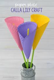 For the center of the flower, take one of the scraps from your previous cuts and cut a scalloped edge around the groves of the plate. Flower Art Projects For Kids How Wee Learn