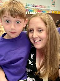 Leanna Hopkins's Instagram, Twitter & Facebook