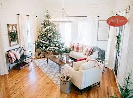 See How Hgtv Stars Chip Joanna Gaines Decorate For The Holidays Joanna Gaines Christmas Magnolia Homes Fixer Upper Christmas