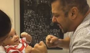 Must See Sultan Salman Khan S Cute Boxing Bout With Nephew Ahil Sharma Watch Video India Com Over the time it has been ranked as high as 368 945 in the world, while most of its traffic comes from india, where it reached as high as 47 744 position. sultan salman khan s cute boxing bout