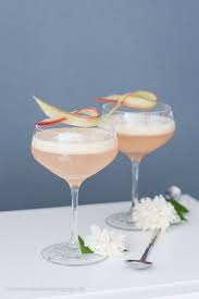 Rhubarb Sour Gin Cocktail Mit Rhabarber Und Sipsmith Rezept Rhubarb Gin Sour Sipsmith Gin Cocktails Rhubarb