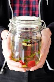 Gin Soaked Cat Gin Selber Herstellen Einfacher Als Gedacht Gin Gin Rezepte Alkohol Getranke Rezepte