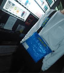 People Are Creating Their Own Ikea Frakta Clothes And It 39 S Getting A Little Out Of Control Bags Diy Bag Blue Bags