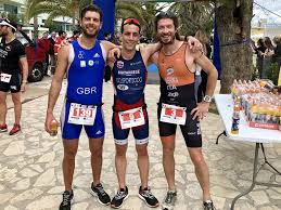 A primeira grande competição de triatlo, entretanto, foi o ironman triathlon, organizado em 1978 no havaí.naquela ocasião, a competição foi organizada com o intuito de esclarecer qual dos atletas (nadador, ciclista ou corredor) tinha o melhor condicionamento físico, que possuía a maior. Triathlon Olimpico A San Benedetto Vince Il Tarantino Matarrese