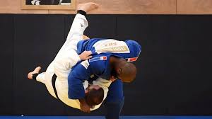 He has won ten world championships gold medals, the first and only judoka (male or female) to do so, and two olympic gold medals. Judo Berliner Hilft Franzosischem Superstar Teddy Riner Auf Die Sprunge Sportbuzzer De
