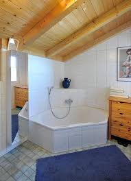 Badezimmer Mit Dachschrage Holzbalken Decke Eckbadewanne Im Landhausstil Bad Ideen Landhaus Holz 249 Von Modernes Holzhaus Holzhaus Badezimmereinrichtung