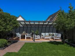 Uberdachung Aus Aluminium Und Glas Mit Moderner Loungeecke In Der Trendfarbe Weiss Das Macht Freude Gartenmobel Lounge Set Glasuberdachung Uberdachung Terrasse