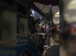 En relación al accidente registrado esta noche en el km 16 de la carretera méxico pachuca respondieron las delegaciones de #cruzroja tecamac, teotihuacán, ecatepec y lázaro cárdenas con siete ambulancias, 11 lesionados fueron. Accidente En La Mexico Pachuca Deja 2 Muertos Y Mas De 20 Heridos Excelsior