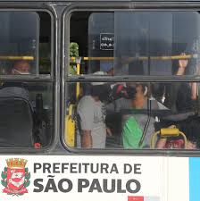 Passageiros de ônibus- corpos suados e roçando- o calor da cidade acende a chama do desejo- toques furtivos e olhares cúmplices