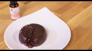 200 g de farine 125 g de sucre glace 130 g de chocolat 180 g de sucre 4 oranges 3 œufs 50 g de sucre 175 g de beurre après avoir lavé les oranges, prélevez les zestes. Moelleux Au Chocolat A L Orange 750g Youtube