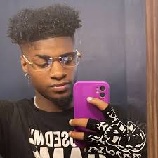 At Comic Con Liverpool, Grant Gustin addressed how he disliked The Flash's  "lightsaber" fight scene: "I was like... we can do this now? Really?" 🥴  This led him to try to change