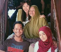 Ayahnya meninggal , sedangkan ibunya buta, dan abangnya pincang. Drama Curi Curi Cinta Episod 27 Hiburan