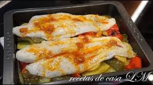 Además, al elegir lomos de merluza de ración y colocar la guarnición de manera individual, la presentación queda impecable y luce preciosa en el plato. Merluza Al Horno Receta Facil Para Navidad