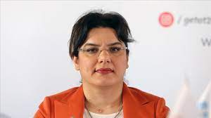 Emine alp meşe, enfeksiyon hastalıkları ve klinik mikrobiyoloji alanlarında faaliyet göstermektedir. Saglik Bakan Yardimcisi Emine Alp Mese Gorevden Alindi Metropol Haber