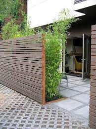 Horizontale Planke Privatsphare Zaun Und Viel Grun Fur Mehr Privatsphare Gartengestaltung Zaun Garten Sichtschutz Garten