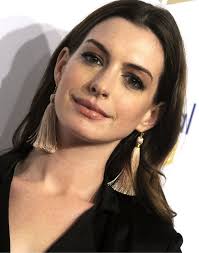 Anne Hathaway in gold : r/coloranalysis