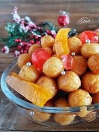 Dopo gli struffoli di tradizione familiare al forno glassati vi propongo, a grande richiesta la nostra ricetta degli struffoli classici, quelli fritti, ma in versione morbida in quanto c'è l'aggiunta di lievito per dolci. Struffoli Morbidi Ricetta Di Famiglia La Migliore Mai Provata