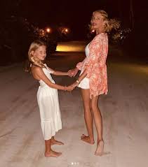Chi segue alessia sui social sa che come mamma è molto attenta e presente. Mia Facchinetti Com E La Figlia Di Alessia Marcuzzi E Dj Francesco Le Foto Viaggiare Al Verde