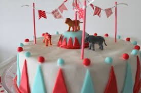 Geburtstagssause Partyspiele Zirkus Futter Und Dekoideen Fur 2 Jahrige Zur Zirkus Party Jules Kleines Freudenhaus Zirkuskuchen Zirkus Essen Zirkus Kuchen