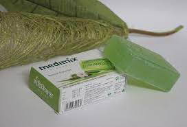 Medimix Herbal Handmade Ayurvedic Soap With Natural Glycerine With Lakshadi Oil For Dry Skin 125 G Amazon Com Grocery Gourmet Food