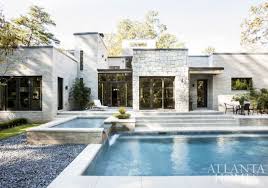 Landscape Architect John Howard Collaborated With Architect Rodolfo Castro And Builder Geoff Duncan To Site Th Atlanta Homes Transitional House Exterior Design