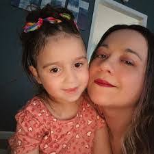 Amber Meekins's Instagram, Twitter & Facebook