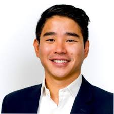 All smiles for the last day of the last class of my MBA 🥳 Before I  started, I thought that professionals out in the world had all the answers,  and that earning