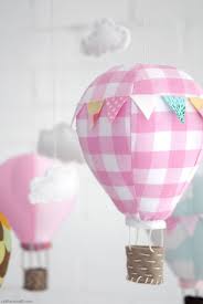 1001 Kreative Ideen Wie Sie Einen Heissluftballon Basteln Baby Diy Bastelarbeiten Luftballons