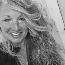 Leann Ware's Instagram, Twitter & Facebook