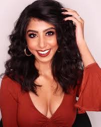 Holly Decker's Instagram, Twitter & Facebook