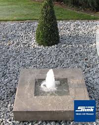 Ein Toller Moderner Gartenbrunnen Aus Leichtbeton Welcher Die Kombination Von Wasser Und Feuer Ermoglicht Was Gartenbrunnen Wasserspiel Garten Brunnen Garten