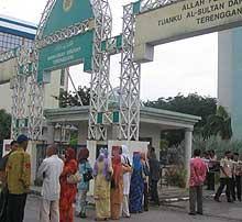 Ayah pin mendakwa mempunyai hubungan secara langsung dengan langit dan dipercayai oleh pengikutnya untuk menjadi penjelmaan semula selepas anak perempuannya berkahwin dengan seorang pengasas ajaran sesat di kelantan, hassan anak rimau, ayah pin menjadi pengikutnya. Malaysiakini K Jaan Langit Ayah Pin Kembali Aktif
