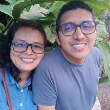 Súper contenta de haber logrado grabar hoy dos vídeos para ustedes que  espero muy pronto miren! Dato curioso: La hamaca que miran atrás me la  regaló mi mamá y mi papá la