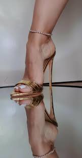 Stunning feet with high arches in heels 🤍💋 - FeetPlaza