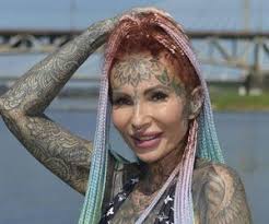 Chris Brown nadal prześladowany przez psychofankę! Prosi go, by zjadł...  jej odchody!