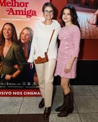 Tom sóbrio e look elegante: Sandra Annenberg combina sapato tendência com a filha Elisa