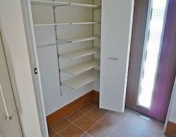 玄関を入るとコート掛けが付いた土間収納 足元に空間があく上吊タイプの折れ戸だから湿気もこもりにくい さらに 濡れた傘を掛けておいてもタイルだから濡れてもok 玄関は引き戸タイプを採用 玄関収納 間取り 玄関 コート掛け 土間収納