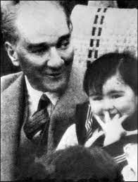 Atatürk'ün çocuk sevgisini gösteren pek çok söz vardır bu yazıda atatürk'ün çocuklar için söylemiş olduğu atatürk'ün çocuk sevgisini gösteren sözleri. Iste Mustafa Kemal Ataturk Un Cocuk Sevgisi Fotograf Resim Tarihci
