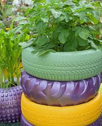 Alte Autoreifen Als Hochbeete Nutzen Autoreifen Garten Kreative Garten Ideen Gartenprodukte