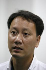 Former French Open champion Michael Chang speaks with the media at Qi Zhong tennis stadium in Shanghai November 18, 2006. Chang has been frustrated in his ... - xin_44030420083500500541