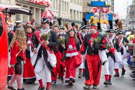 Haarclip schiffchen rot weiß haarschmuck karneval kostüm. In Schwarz Weiss Rot Gekleidet Und Zu Fuss Beim Rosenmontagszug Kolner Karneval 2018 Creative Commons Bilder