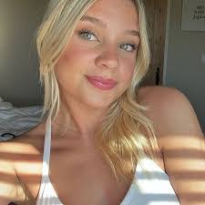 Kelly Goebel's Instagram, Twitter & Facebook