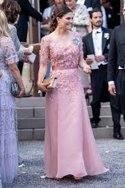 Im Altrosafarbenen Blutentraum Bezaubert Victoria Namlich Alle Gaste Der Schonen Sommer Hochzeit Von Prinzess Vestidos Mae Da Noiva Princesa Victoria Da Suecia