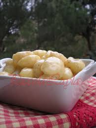 Gli gnocchi alla bava sono il termine poco raffinato col quale si indica una ricetta tradizionale valdostana, a base di panna e formaggio. Gnocchi Alla Bava Tradizioni Della Valle D Aosta Profumo Di Sicilia
