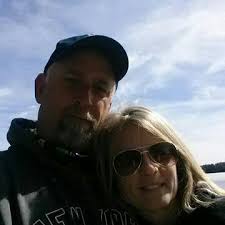 Can men wear shorts or long pants only to the restaurants????